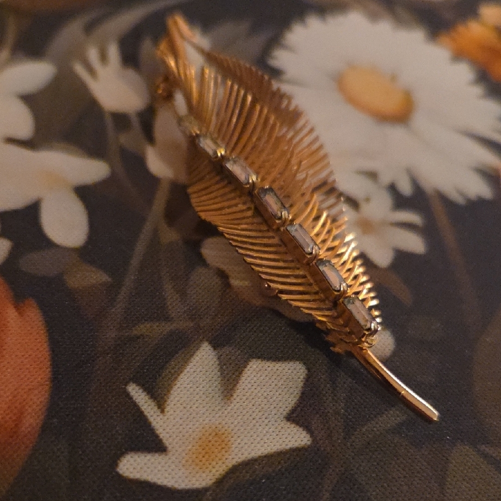 Gold Leaf Brooch - Picture 2 of 4